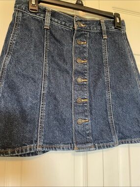 Women’s Levi’s Sz 26” waist mini jean skirt. Button fly 15” long. A line